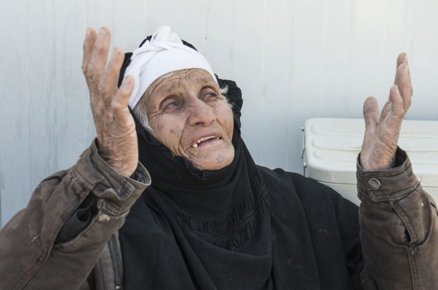 Denne kvinde er netop undsluppet Islamisk Stat og er kommet i sikkerhed i Daquq-lejren ved Kirkuk, hvor Mission Øst hjælper. Det er fordrevne som hende, Mission Øst nu hjælper i Vest-Mosul.jpg