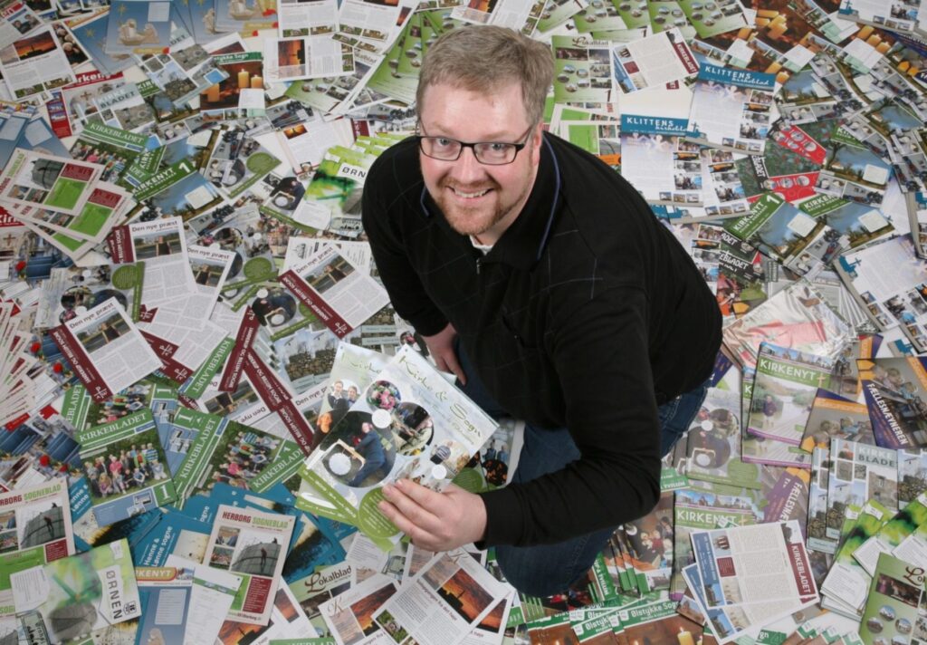 Jens Kristian Lynderup med en masse kirkeblade